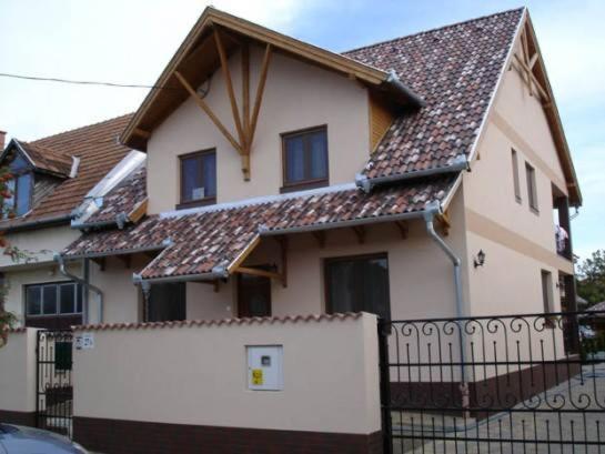 Mediterran Apartman Es Vendeghaz Hajdúszoboszló Εξωτερικό φωτογραφία