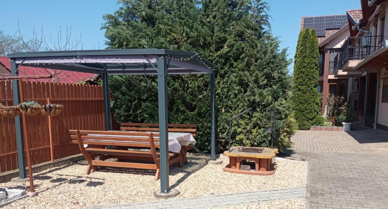 Mediterran Apartman Es Vendeghaz Hajdúszoboszló Εξωτερικό φωτογραφία